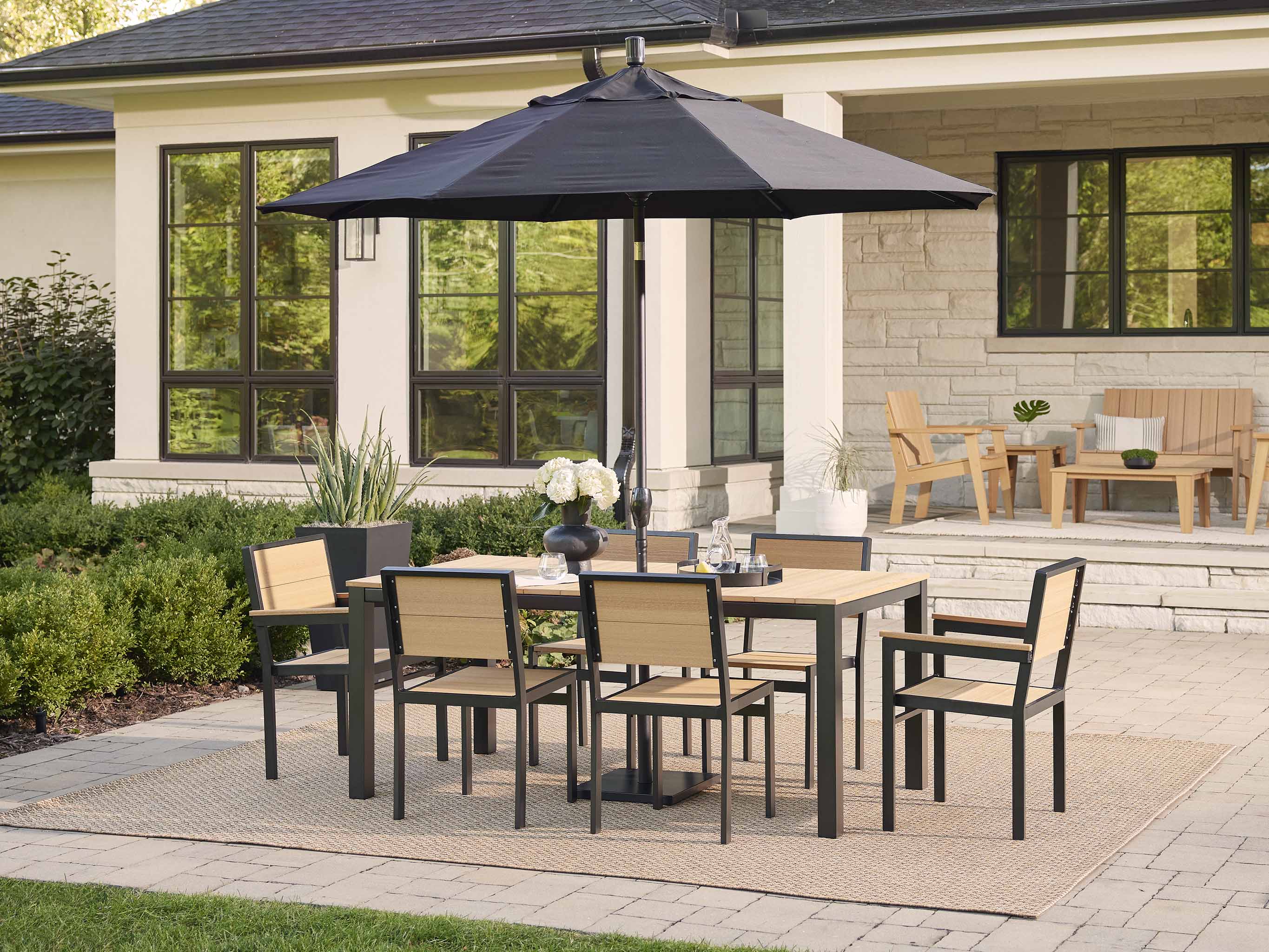Park City Backyard Patio Dining Set with Black Frame Natural Teak